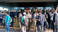 Satpol PP Ibu-ibu dihadang masuk Alexis. Kedatangan 30 personel Satpol PP ibu-ibu yang dikirim Gubernur DKI Jakarta Anies Baswedan ke Hotel Alexis mendapat penolakan. Para sekuriti atau petugas keamanan Alexis membuat pagar betis mencegah Satpol PP masuk.Foto: Eva Safitri/detikcom