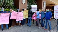Mereka membawa poster berisikan tuntutannya agar Gubernur DKI Anies Baswedan tidak jadi menutup total Alexis. Mereka berteriak menyuruh Satpol PP pulang.