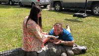 Pesta pengungkapan jenis kelamin bayi di AS Pakai Aligator.  Pasangan di Louisiana, Amerika Serikat menggelar acara unik dan menyeramkan untuk mengungkap jenis kelamin bayi mereka yang belum lahir. Caranya dengan menggunakan aligator! Hii seram ya. Foto: Facebook Melody & Mike Kliebert