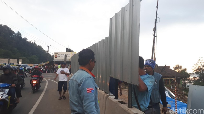 Jadi Tontonan, Area Longsor Puncak Ditutup Seng Jadi Tontonan, Area Longsor Puncak Ditutup Seng
