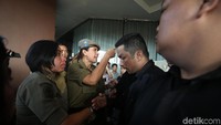 Sempat terjadi adu mulut antara Satpol PP dengan sekuriti Alexis.