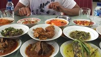Penyanyi Glenn Fredly dikenal dengan lagu-lagu enak yang dibawakannya.  Lihat nih salah satu posenya di depan banyak makanan saat di Pekanbaru. Foto: instagram @glennfredly309