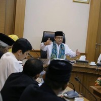 Inilah gaya beda Anies Baswedan setelah menjabat sebagai gubernur DKI Jakarta. Dalam kesehariannya menjalani pekerjaan sebagai pemimpin DKI Jakarta, Anies kerap terlihat memakai syal motif batik Betawi. Foto: Instagram @aniesbaswedan