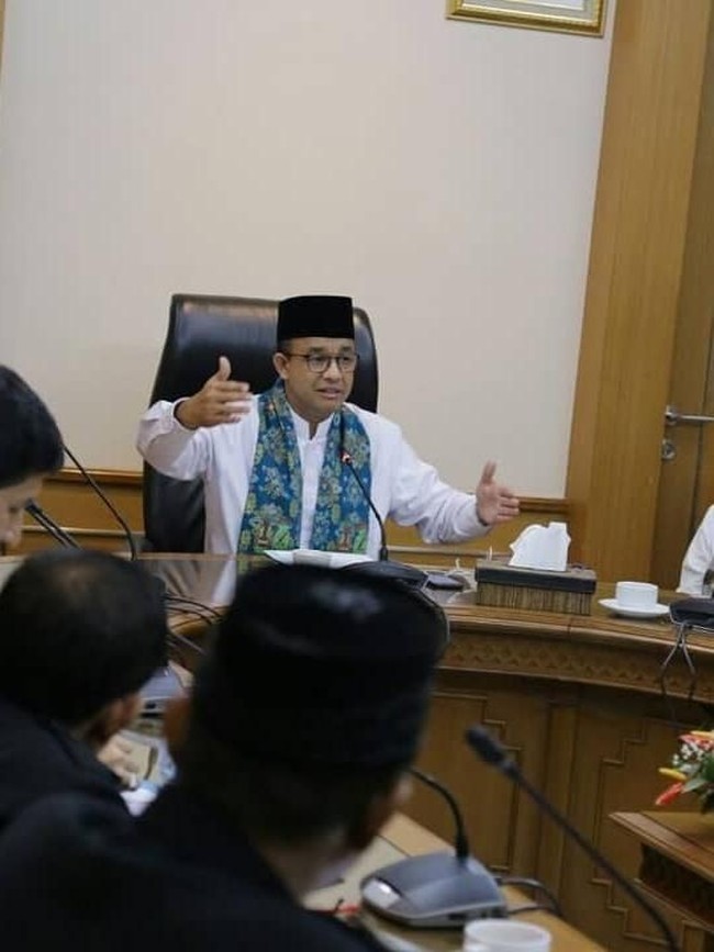 Inilah gaya beda Anies Baswedan setelah menjabat sebagai gubernur DKI Jakarta. Dalam kesehariannya menjalani pekerjaan sebagai pemimpin DKI Jakarta, Anies kerap terlihat memakai syal motif batik Betawi. Foto: Instagram @aniesbaswedan