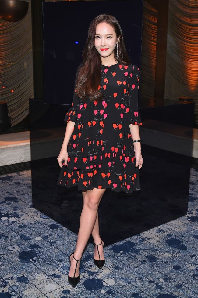 Hadir di fashion show Stuart Weitzman pada 8 Februari 2018, Jessica Jung tampil romantis berbalus loose mini dress hitam dengan corak merah. Sepatu hitam yang mengekspos kaki membuat gayanya terlihat manis dan girlie. Foto: Getty Images