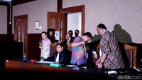 Jaksa KPK mengatakan penanganan kasus korupsi proyek e-KTP cukup rumit. Bahkan, menurut jaksa, pengusutan kasus dilakukan sampai ke luar negeri. Berbagai kerja sama internasional dilakukan KPK demi membongkar muslihat dalam kasus itu. Jaksa menegaskan, meski sulit, tidak ada tempat bagi pelaku korupsi.