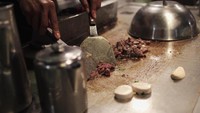 Melihat foto teppanyaki unggahan Kevil bikin lapar ya? Kevin saja sampai menulis starving sebagai keterangan foto ini. Foto: Instagram kevinjulio1993