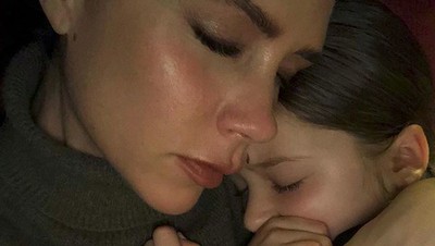 Nyamannya Harper dalam Pelukan sang Bunda, Victoria Beckham