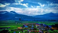 Desa Wisata Pujon Kidul menyuguhkan udara yang sejuk. Destinasi ini dikelilingi oleh perbukitan. (cafesawah_pujonkidul/Instagram)
