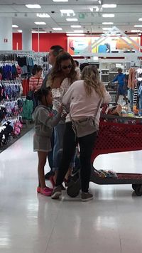 Cute! Beyonce dan Blue Ivy Kedapatan Belanja Paskah di Supermarket