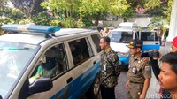Sekarang tugas dari ibu-ibu memastikan mereka (Alexis) menjalankan sesuai dengan keputusan yang sudah dibuat. Jalankan tugas hari ini dengan baik, tunjukkan, menegakkan peraturan tak perlu kekerasan, tunjukkan, menegakkan peraturan dengan kewibawaan, kata Anies.