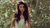 Ia terlihat sangat seksi dengan busana putih. (Dok. Instagram/laurenjauregui)
