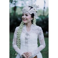 Artis dan penyiar radio Poppy Sovia baru saja melangsungkan pernikahannya pekan lalu. Poppy yang kerap tampil tomboi dengan rambut pendek tampil berbeda di hari besarnya, saat menjadi pengantin Sunda. Foto: Ist.