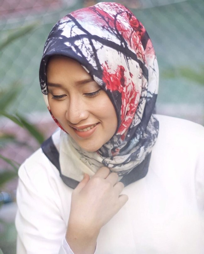 Berprofesi sebagai dosen di Universitas Pendidikan Indonesia (UPI), Bandung, Nadia Aulia Naddiroh memiliki gaya hijab yang modis. Memiliki tubuh tinggi dan paras cantik membuatnya sering menjadi model untuk beberapa brand fashion lokal. Foto: Instagram/naddiroh
