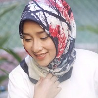 Berprofesi sebagai dosen di Universitas Pendidikan Indonesia (UPI), Bandung, Nadia Aulia Naddiroh memiliki gaya hijab yang modis. Memiliki tubuh tinggi dan paras cantik membuatnya sering menjadi model untuk beberapa brand fashion lokal. Foto: Instagram/naddiroh