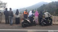 Jadi Tontonan, Area Longsor Puncak Ditutup Seng