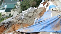 Khawatir terjadi pergerakan tanah susulan, kendaraan dari arah Cianjur menuju Bogor via Puncak ditutup sementara.