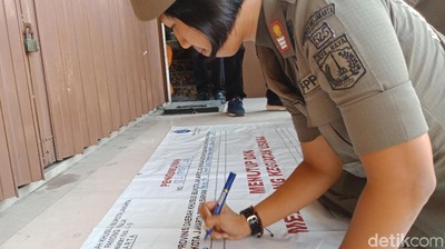 Foto: Ibu-ibu Satpol PP Pasang Spanduk Penutupan Alexis