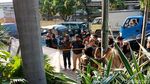 Foto: Ibu-ibu Satpol PP Pasang Spanduk Penutupan Alexis