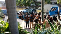 Dalam spanduk itu ditegaskan Alexis ditutup total karena melanggar Perda No 6 Tahun 2015 tentang Kepariwisataan, Pergub No 18 Tahun 2018 tentang Penyelenggaraan Usaha Kepariwisataan dan Keputusan Kadis PM PTSP No 32 Tahun 2018.