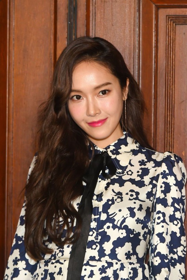 Sementara liptint warna coral pink menghiasi bibirnya. Sementara wajahnya dibiarkan flawless dengan BB cushion yang menonjolkan kesehatan kulitnya. Foto: Getty Images