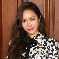 Sementara liptint warna coral pink menghiasi bibirnya. Sementara wajahnya dibiarkan flawless dengan BB cushion yang menonjolkan kesehatan kulitnya. Foto: Getty Images