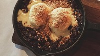 This is so good, tulis Kevin. Dua scoop es krim kelihatan enak dipadukan lelehan cokelat. Nyamm nyamm! Foto: Instagram kevinjulio1993