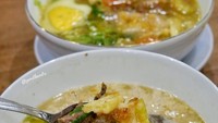 Kalau ke Bogor jangan lupa mampir ke Soto Ibu Rahayu. Di sini Anda bisa menikmati gurihnya rasa soto dengan paduan santan a la Betawi. Mau coba? Foto: Instagram @perutkarets