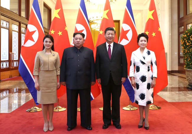 Gaya Ri Sol-ju semakin terlihat stylish ketika bertemu Presiden China dan istrinya. Ia tampil berbalut jaket crop dengan rok high-waisted, padanan yang bahkan menjadi favorit Kate Middleton. Foto: Reuters