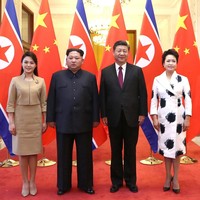 Gaya Ri Sol-ju semakin terlihat stylish ketika bertemu Presiden China dan istrinya. Ia tampil berbalut jaket crop dengan rok high-waisted, padanan yang bahkan menjadi favorit Kate Middleton. Foto: Reuters
