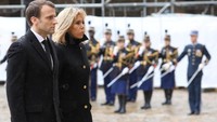 Presiden Prancis Emmanuel Macron dan istrinya menghadiri upacara pelepasan jenazah Letnan Kolonel Arnaud Beltrame (Foto: Dok. REUTERS/Christian Hartmann)