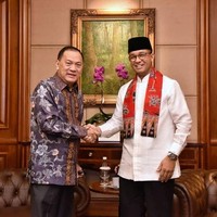 Salah satu motif batik Betawi yang populer adalah bergambar Monas. Gubernur DKI Anies Baswedan memakai syal motif batik Betawi bergambar monas ini saat bertemu dengan Gubernur Bank Indonesia Agus Martowardojo. Foto: Instagram @aniesbaswedan