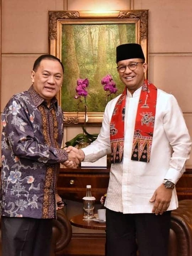 Salah satu motif batik Betawi yang populer adalah bergambar Monas. Gubernur DKI Anies Baswedan memakai syal motif batik Betawi bergambar monas ini saat bertemu dengan Gubernur Bank Indonesia Agus Martowardojo. Foto: Instagram @aniesbaswedan