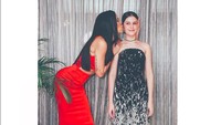 Pose Sophia Latjuba bersama putri keduanya, Manuella Natasha Aziza Villareal. Foto: Instagram Sophia Latjuba