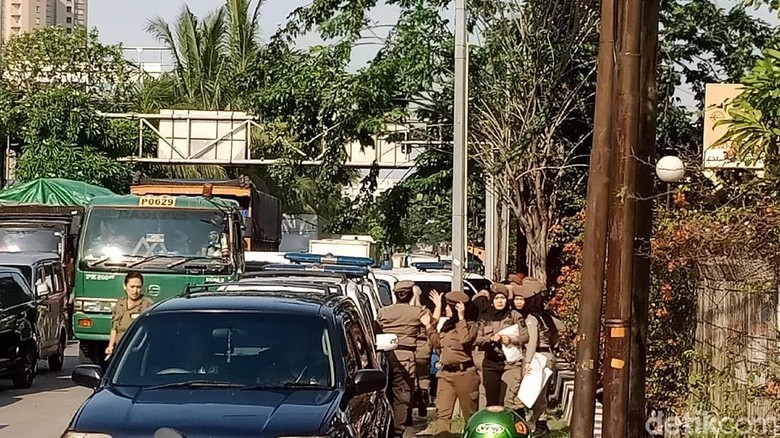 Foto: Ibu-ibu Satpol PP Kiriman Anies Dihadang di Alexis Foto: Ibu-ibu Satpol PP Kiriman Anies Dihadang di Alexis