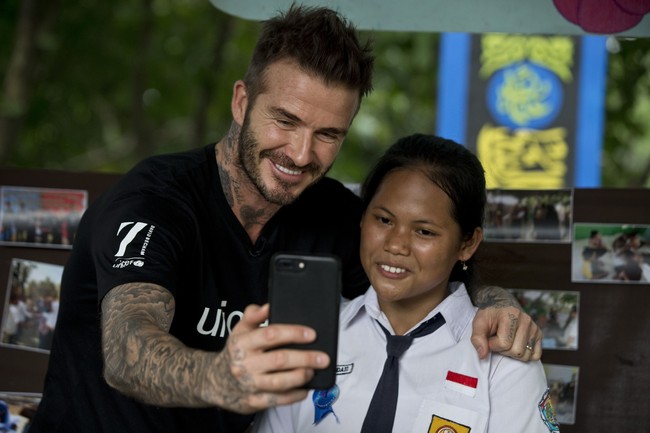 Selfie bersama, David Beckham merangkul hangat Sri Pundati, siswi SMP N 17 Semarang, yang sukses membuat banyak wanita iri pada anak remaja 15 tahun itu. Apalagi Sripun hak istimewa untuk mengambil alih Instagram Stories Beckham. Sripun merupakan salah satu korban bully dan kerap dikucilkan teman-temannya. Dia kemudian ditunjuk UNICEF untuk menjadi agen perubahan anti-bullying. Foto: UNICEF/Indonesia/Modola