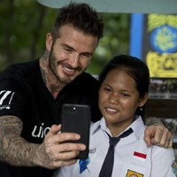 Selfie bersama, David Beckham merangkul hangat Sri Pundati, siswi SMP N 17 Semarang, yang sukses membuat banyak wanita iri pada anak remaja 15 tahun itu. Apalagi Sripun hak istimewa untuk mengambil alih Instagram Stories Beckham. Sripun merupakan salah satu korban bully dan kerap dikucilkan teman-temannya. Dia kemudian ditunjuk UNICEF untuk menjadi agen perubahan anti-bullying. Foto: UNICEF/Indonesia/Modola