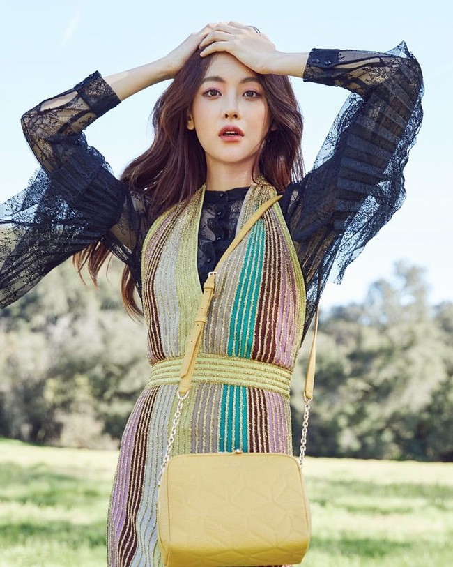 Oh Yeon Seo dikatakan memiliki kecantikan yang anggun layaknya seorang lady. Buktinya adalah pose menawan yang satu ini. Foto: Instagram