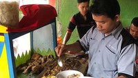 Unggahan soto Betawi milik @rezaramadan14 sangatlah enak. Soto campurnya berisi daging, kikil, sumsum. Disiram dengan kuah yang gurih hangat. Langsung aja mampir ke Soto Sumsum H. Agus di Barito, Jaksel. Foto: Instagram @rezaramadhan14