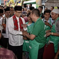 Syal motif batik bergambar Monas kembali dipadankan Anies Baswedan dengan kemeja putih saat peresmian dan pembukaan kembali Pasar Senen Blok III yang beberapa tahun lalu terbakar. Foto: Instagram @aniesbaswedan