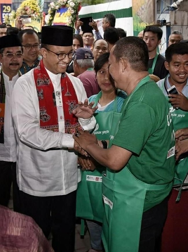 Syal motif batik bergambar Monas kembali dipadankan Anies Baswedan dengan kemeja putih saat peresmian dan pembukaan kembali Pasar Senen Blok III yang beberapa tahun lalu terbakar. Foto: Instagram @aniesbaswedan