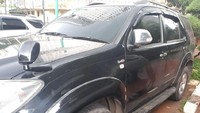 Pelaku kemudian menurunkan kaca jendela mobilnya. Seketika, dia menodongkan airsoft gun ke pengemudi lain sambil keluar dari kaca mobil. (Foto: dok. Istimewa)