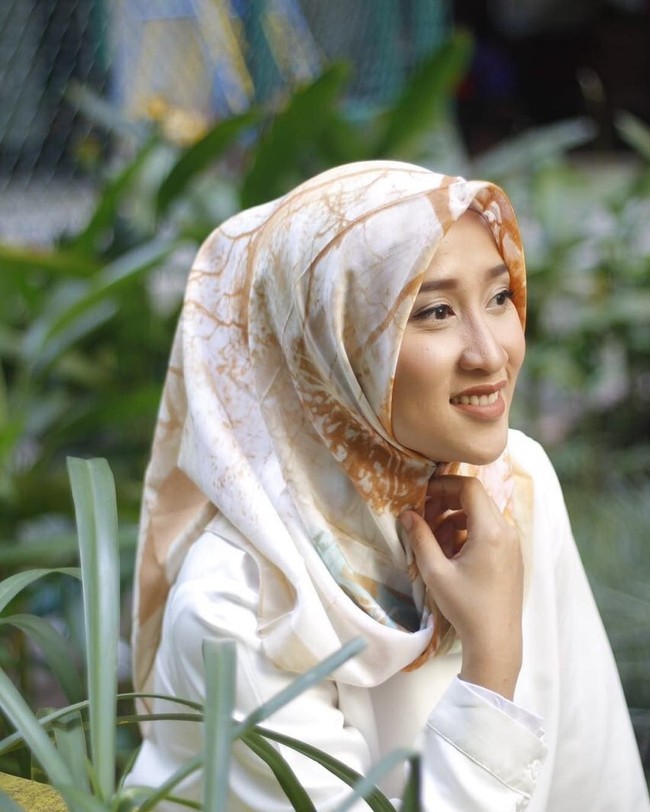 Nadia juga senang memakai hijab segi empat motif yang sedang tren sekarang ini. Ia memilih memakai hijab tersebut dengan sederhana. Foto: Instagram/naddiroh