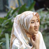 Nadia juga senang memakai hijab segi empat motif yang sedang tren sekarang ini. Ia memilih memakai hijab tersebut dengan sederhana. Foto: Instagram/naddiroh