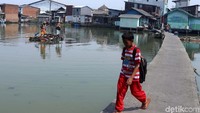 Sekitar tahun 1970-an, kawasan ini belum terendam, namanya pun bukan Kampung Apung Kapuk, namun Kampung Kapuk Teko.