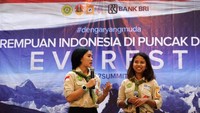 Ini dua mahasiswi Universitas Parahyangan, Fransiska Dimitri dan Mathilda Dwi Lestari yang akan mendaki gunung Everest. Mereka dilepas oleh Staf Khusus Presiden Diaz Hendropriyono.