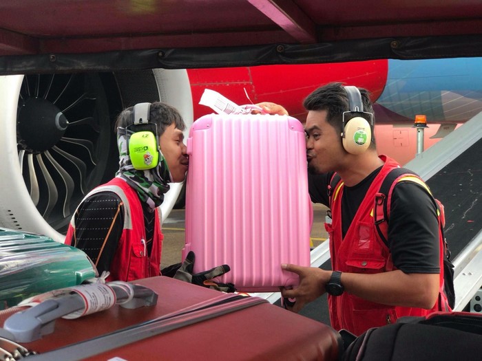 Minta Maaf, Petugas AirAsia Peluk & Cium Barang Penumpang