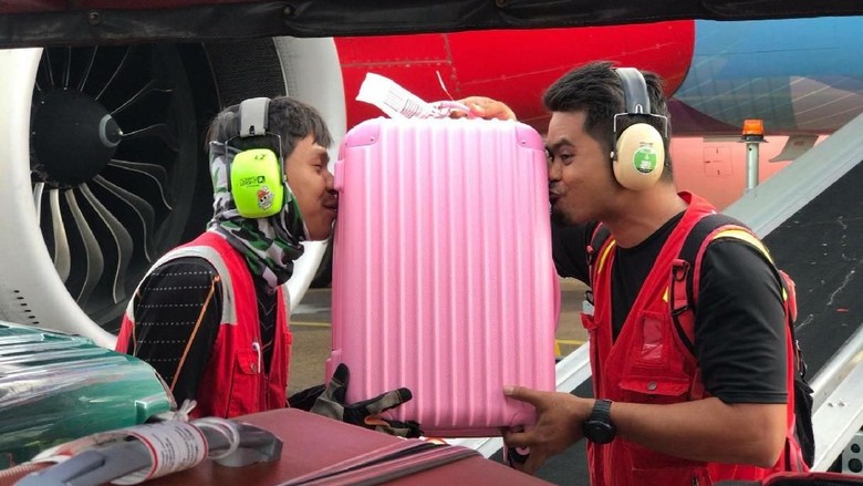Petugas AirAsia cium barang penumpang (Mohm Amir Izzat/Facebook) Petugas AirAsia cium barang penumpang (Mohm Amir Izzat/Facebook)