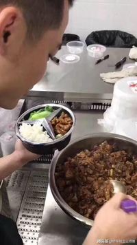 Kotak makan dari logo Mercedes-Benz. 
