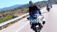 Bos Abu Tours, Hamzah Mamba, ditahan karena kasus pencucian uang Rp 1,8 triliun milik jemaah umrah. Hamzah sendiri mempunyai hobi touring menggunakan motor gede (moge). Salah satu moge yang ia posting di Instagram-nya adalah Triumph Tiger Explorer XR. Kini Triumph yang dibanderol Rp 500 jutaan itu disita Polda Sulsel.  (Foto: Instagram/Abu Hamzah)